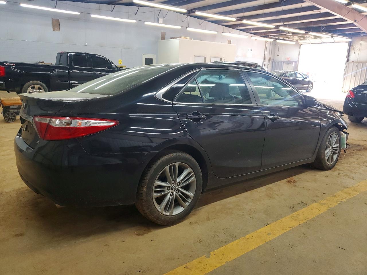 2015 TOYOTA CAMRY SE photo 3