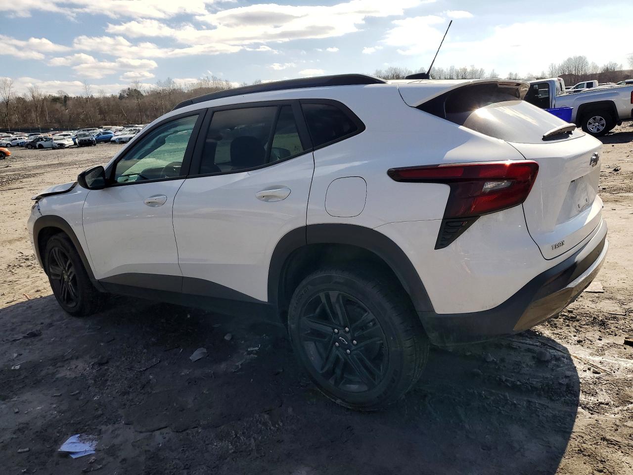 2025 CHEVROLET TRAX ACTIV photo 2
