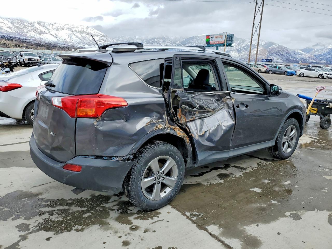 2015 TOYOTA RAV4 XLE photo 3