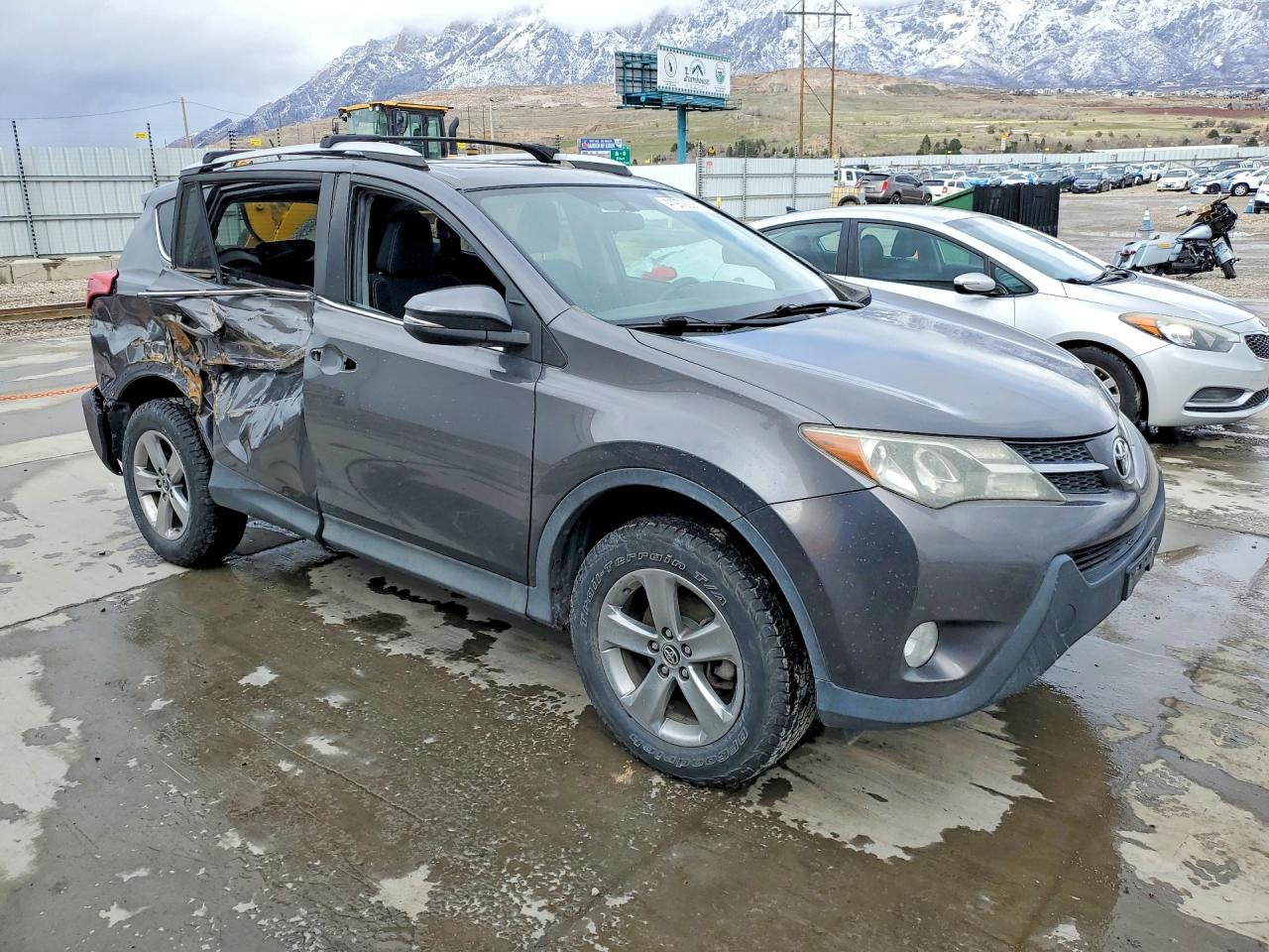 2015 TOYOTA RAV4 XLE photo 4
