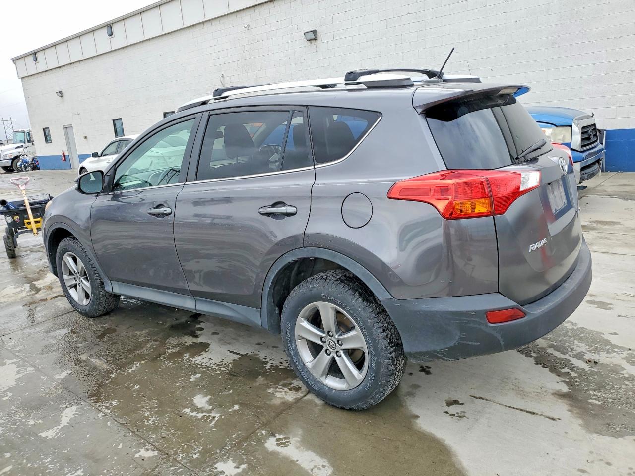 2015 TOYOTA RAV4 XLE photo 2