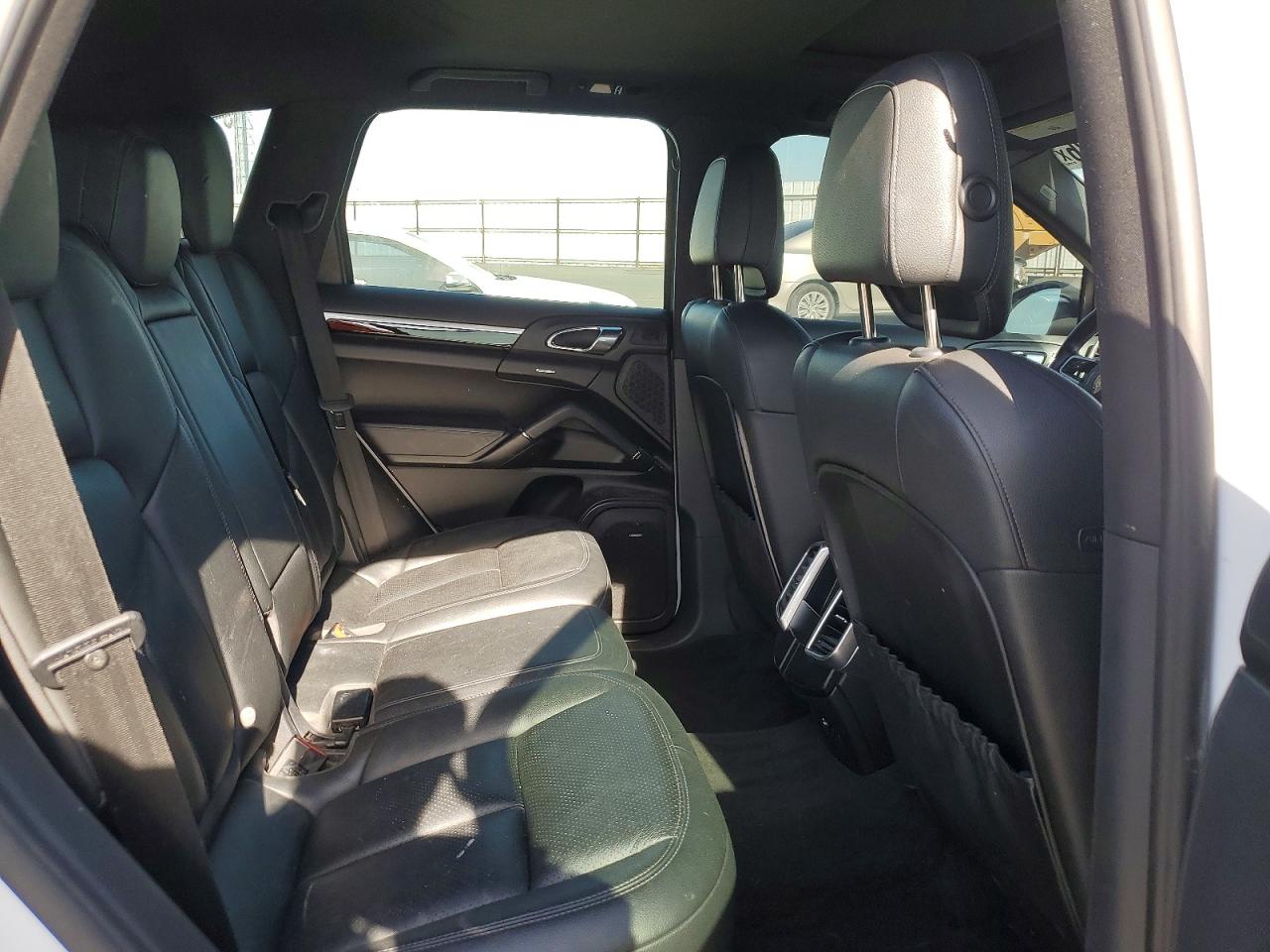 2015 PORSCHE CAYENNE S photo 11
