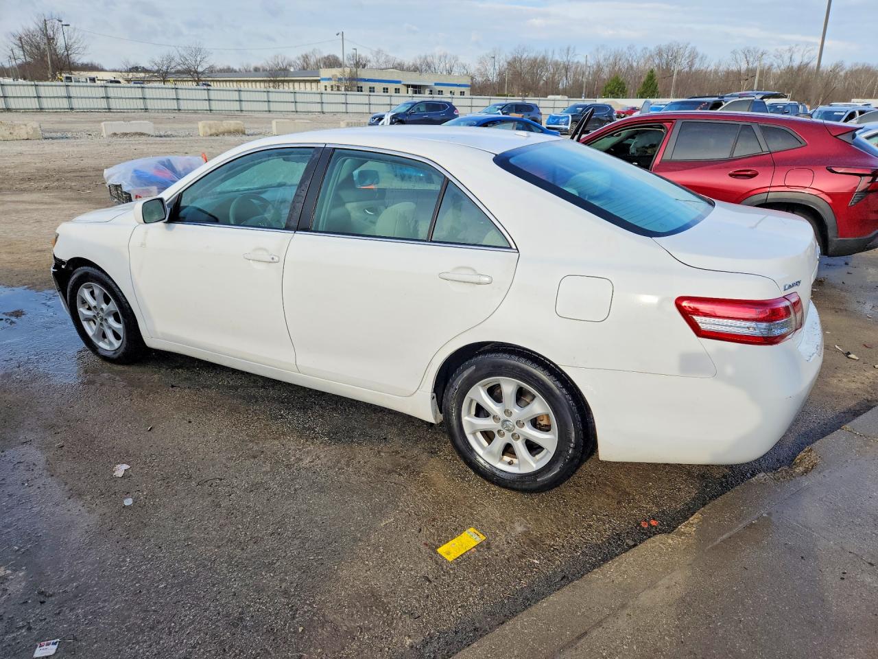 2011 TOYOTA CAMRY LE photo 3