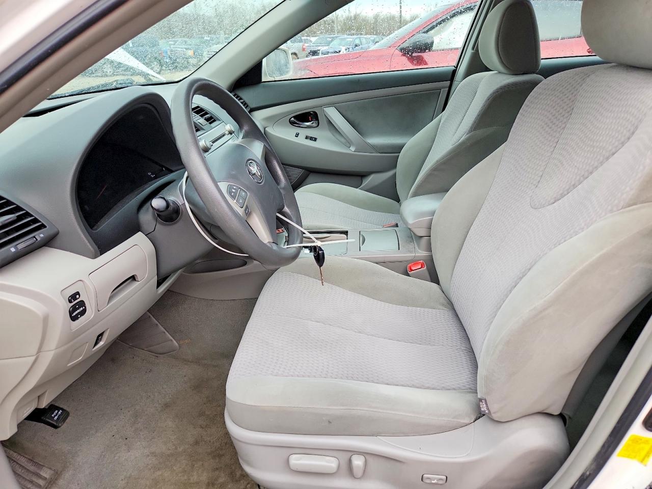 2011 TOYOTA CAMRY LE photo 13