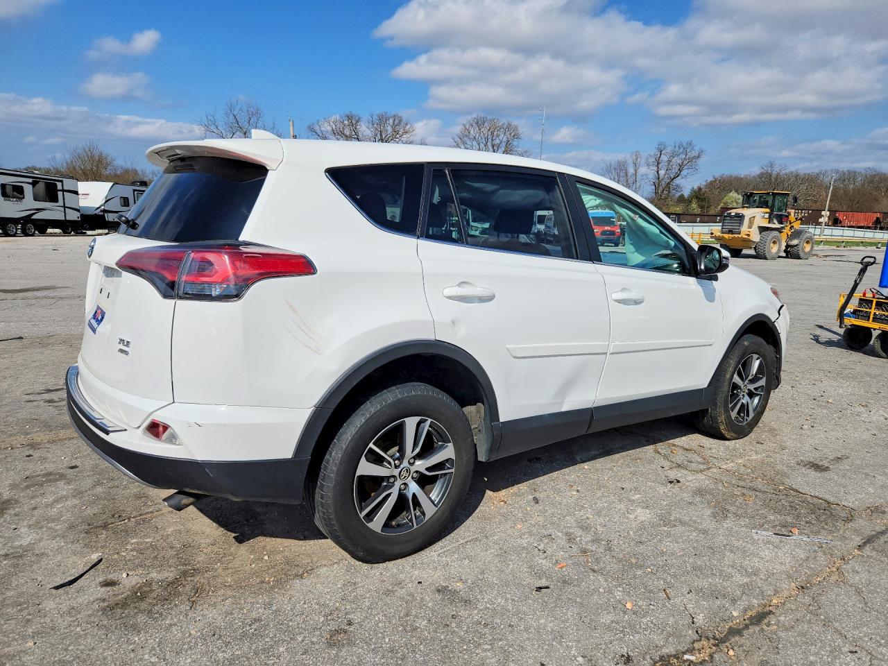2018 TOYOTA RAV4 XLE photo 5