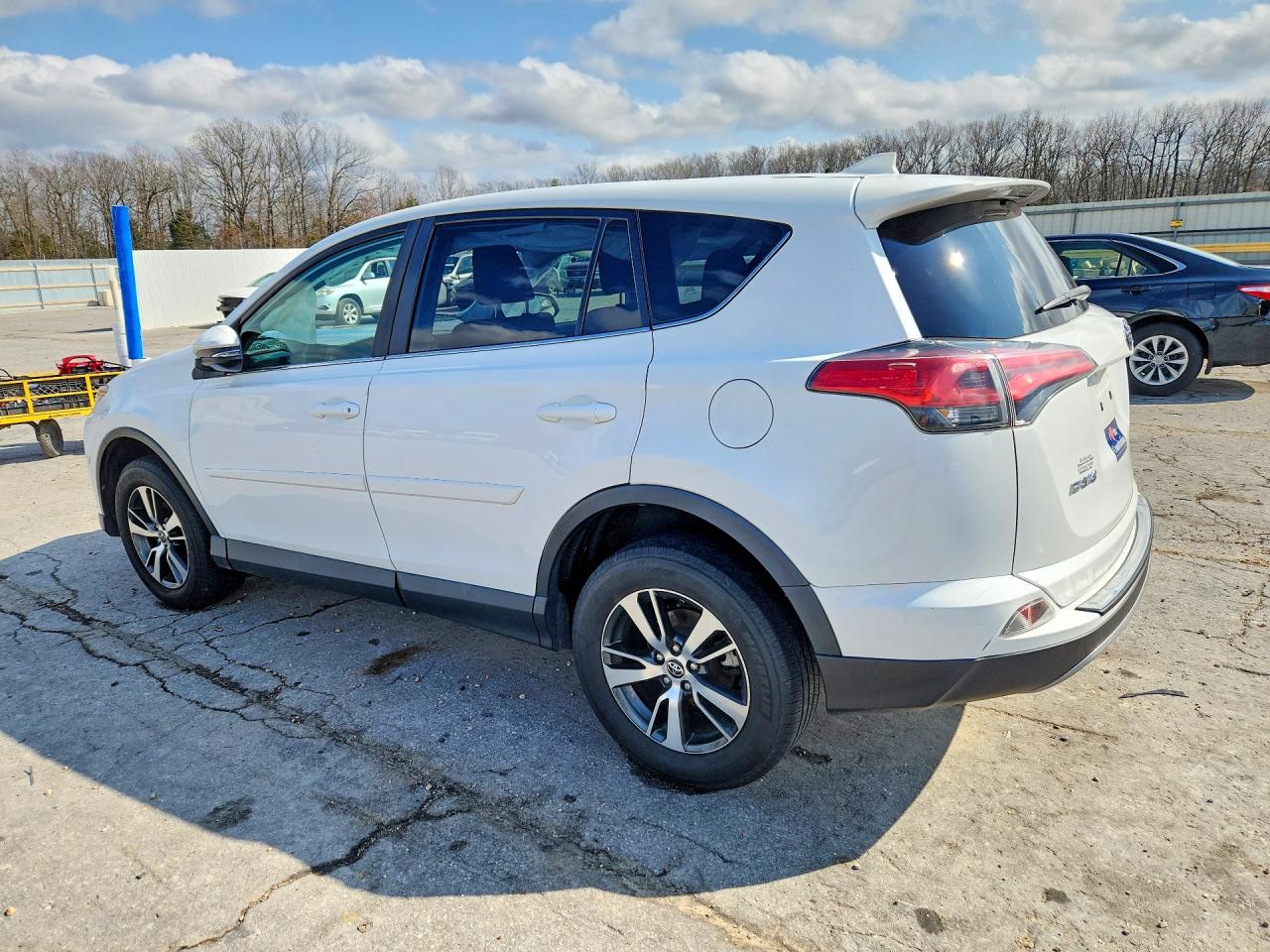 2018 TOYOTA RAV4 XLE photo 3