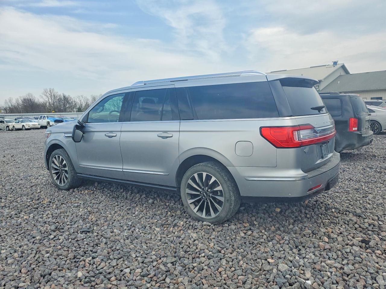 2021 LINCOLN NAVIGATOR L RESERVE photo 2