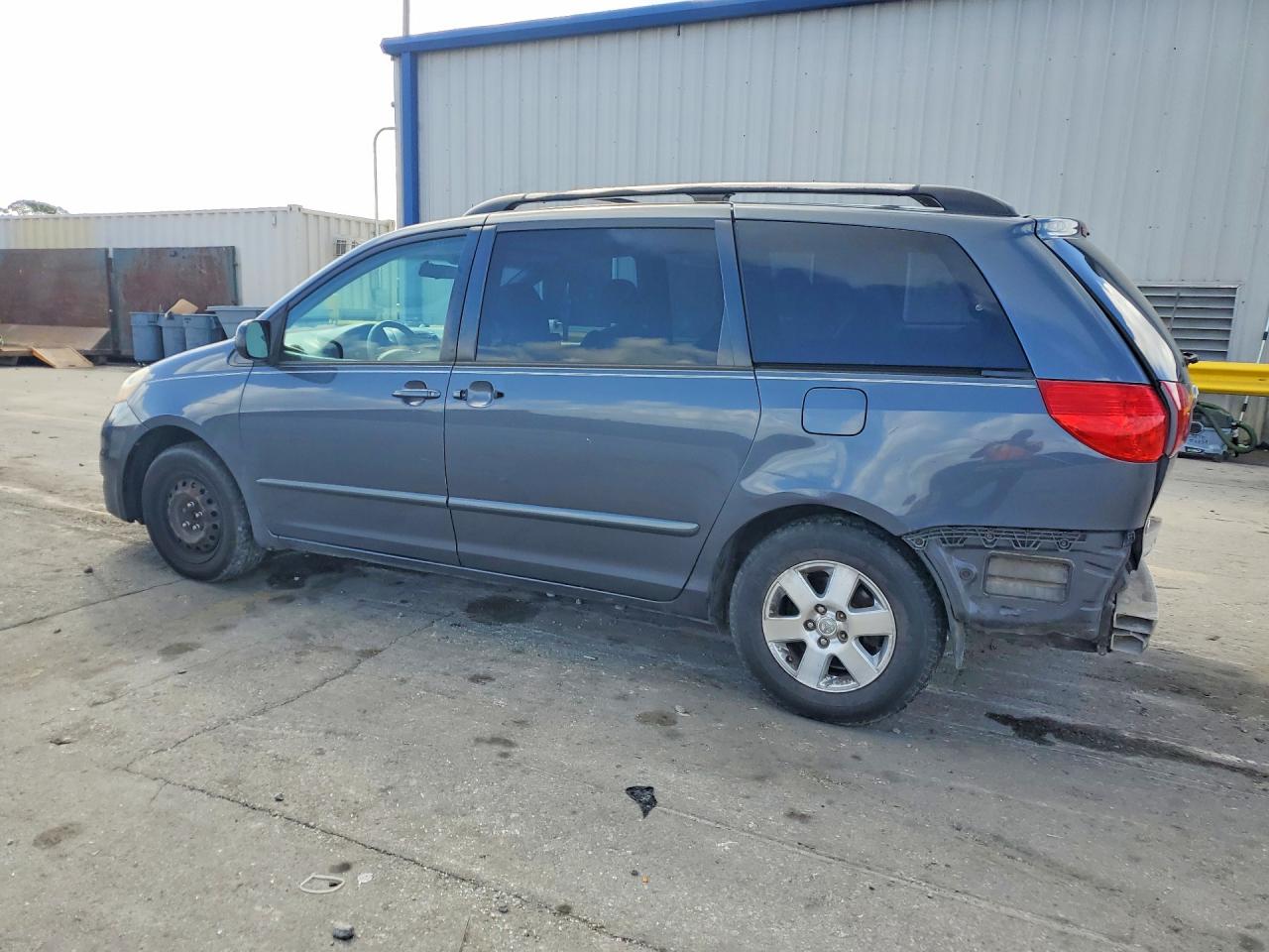 2009 TOYOTA SIENNA LE 7-PASSENGER photo 2