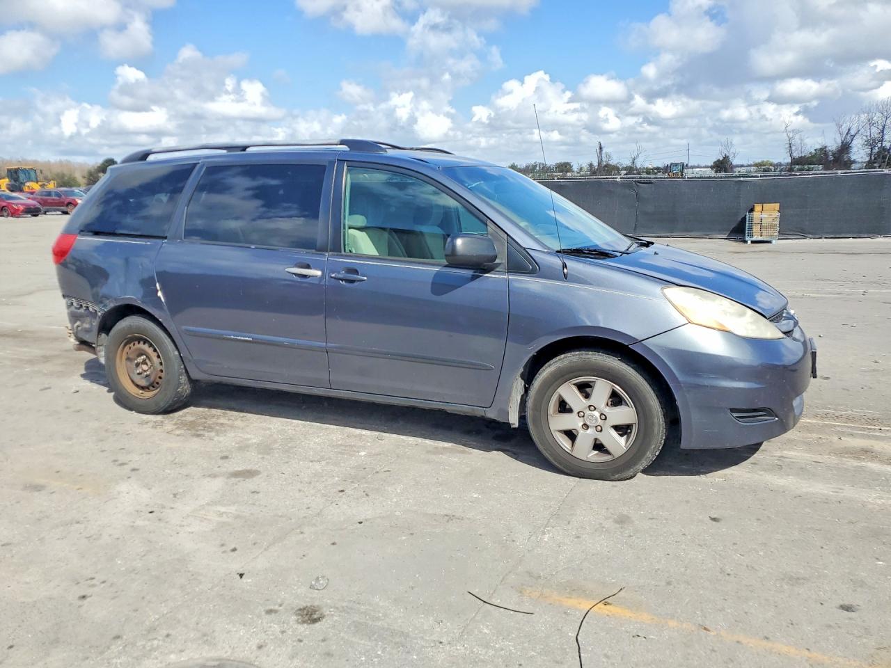 2009 TOYOTA SIENNA LE 7-PASSENGER photo 4