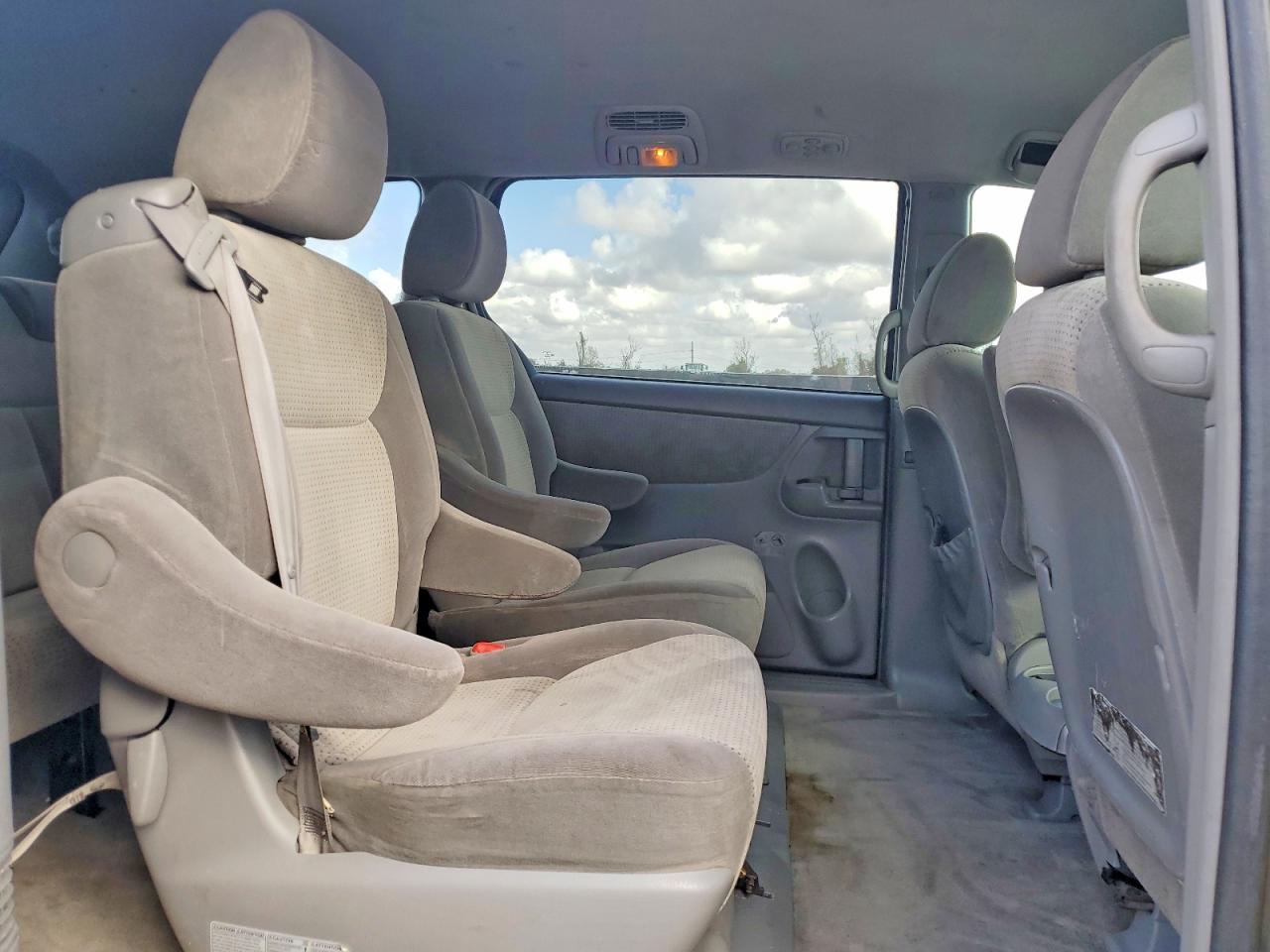 2009 TOYOTA SIENNA LE 7-PASSENGER photo 11