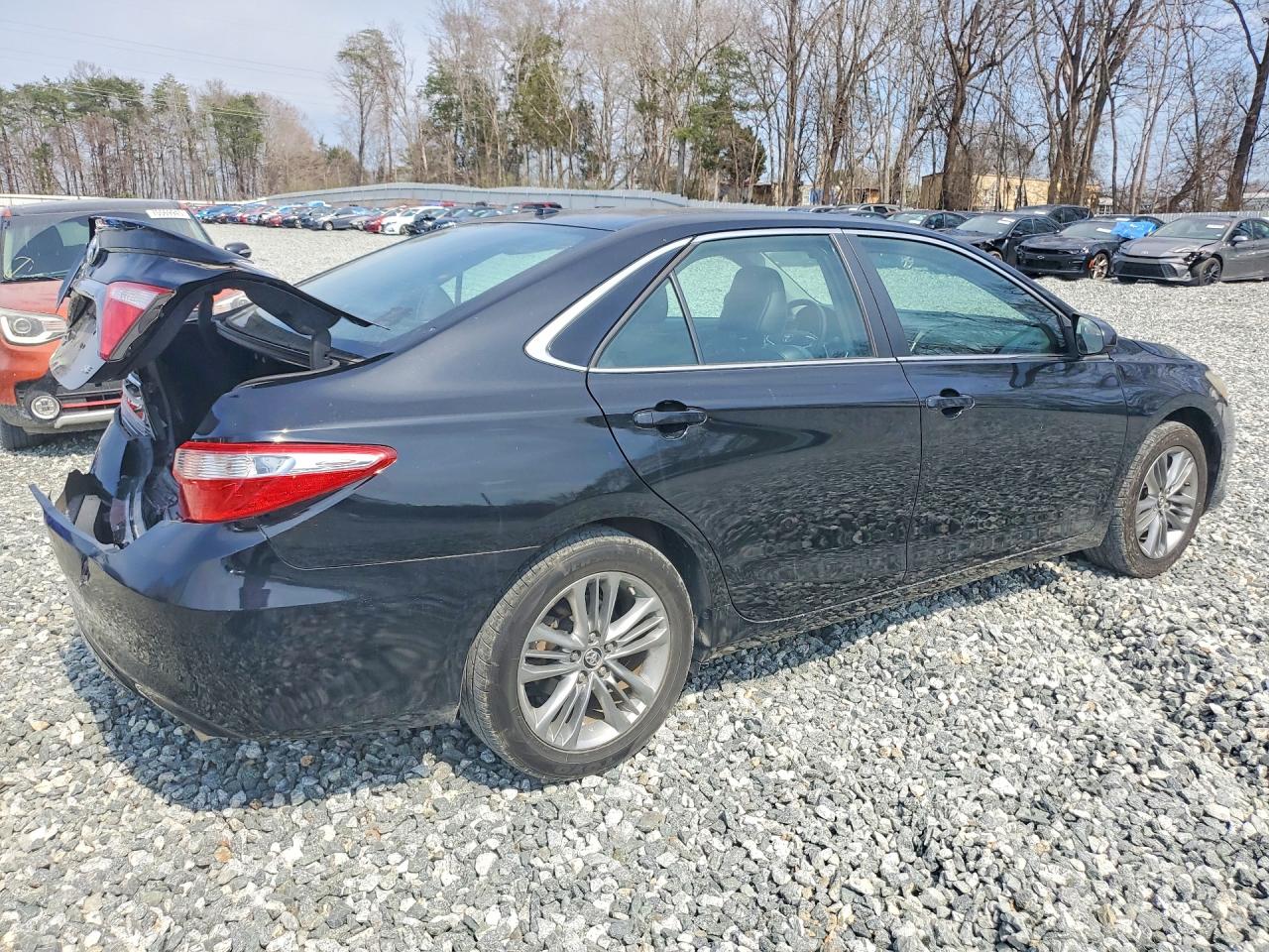 2015 TOYOTA CAMRY SE photo 3