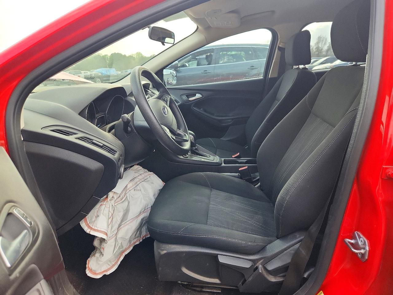 2017 FORD FOCUS SE photo 19