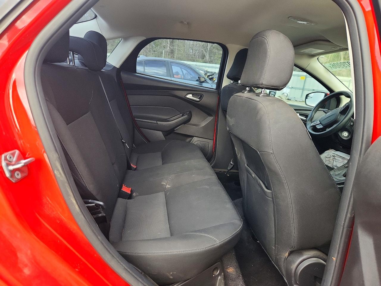 2017 FORD FOCUS SE photo 28