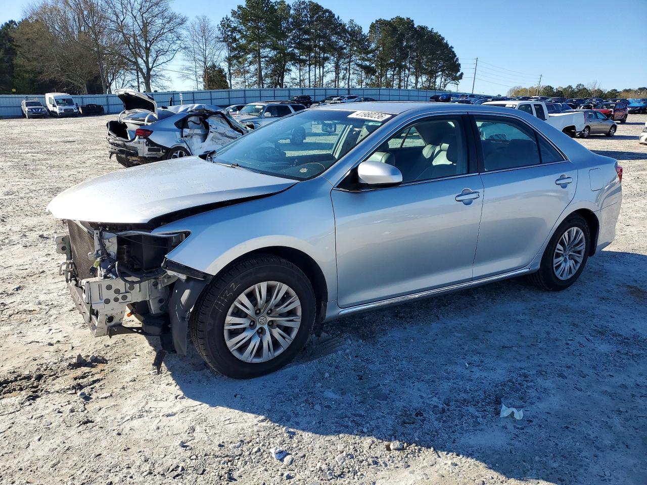 2014 TOYOTA CAMRY LE photo 2