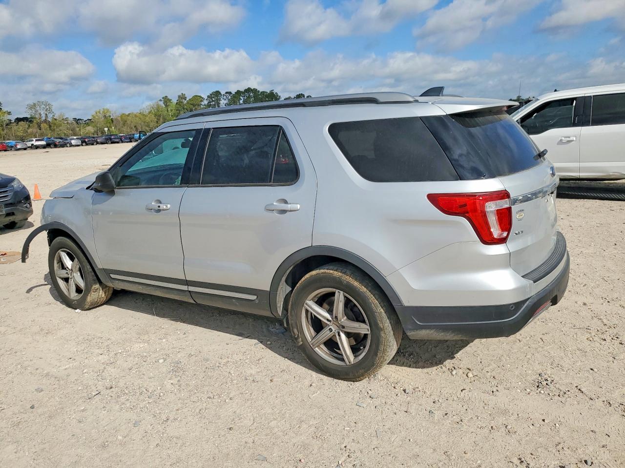 2019 FORD EXPLORER XLT photo 4