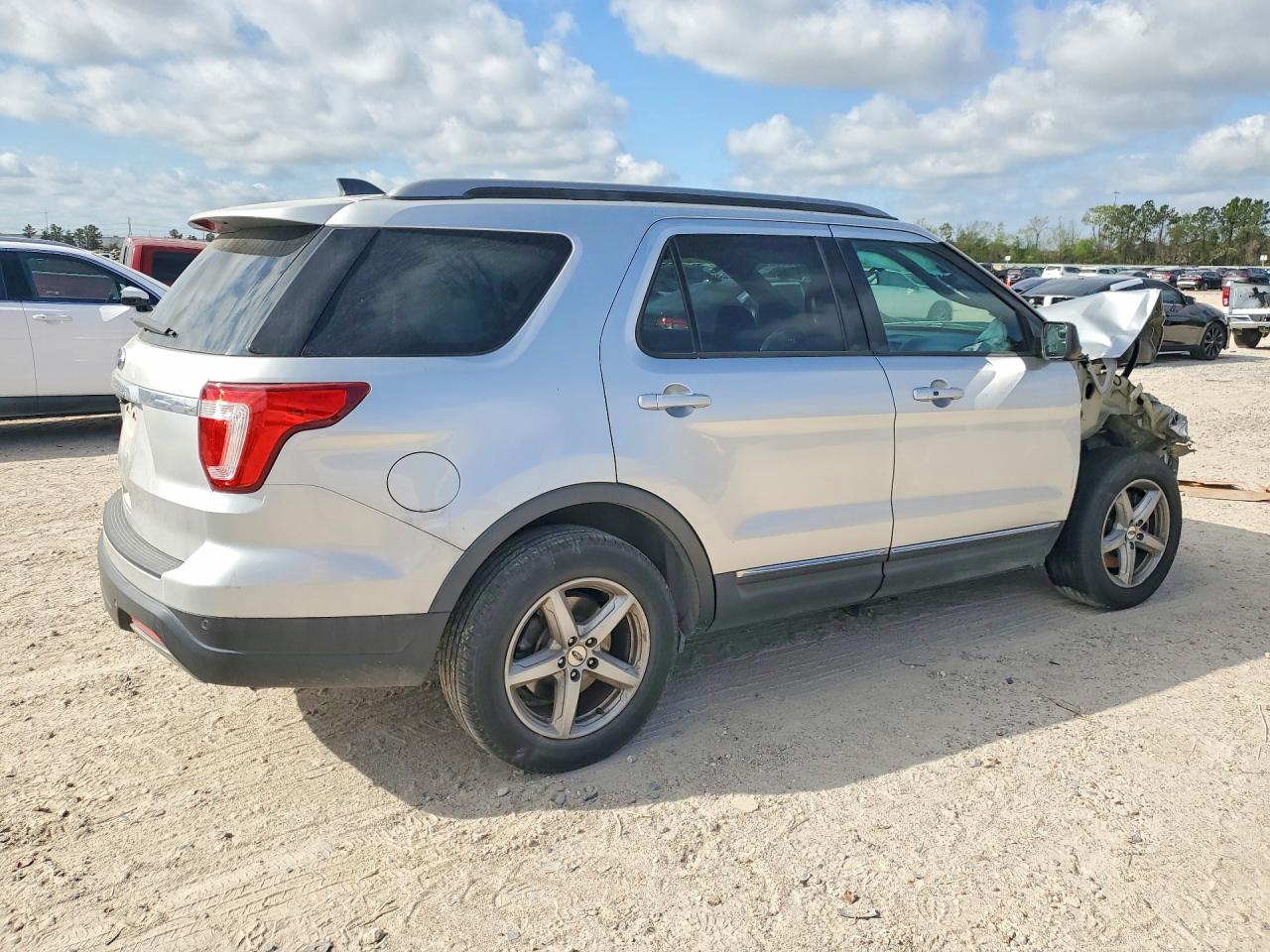 2019 FORD EXPLORER XLT photo 7