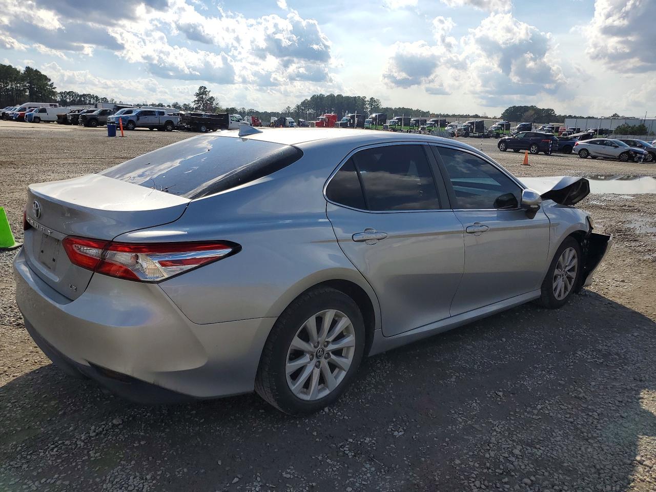 2020 TOYOTA CAMRY LE photo 5