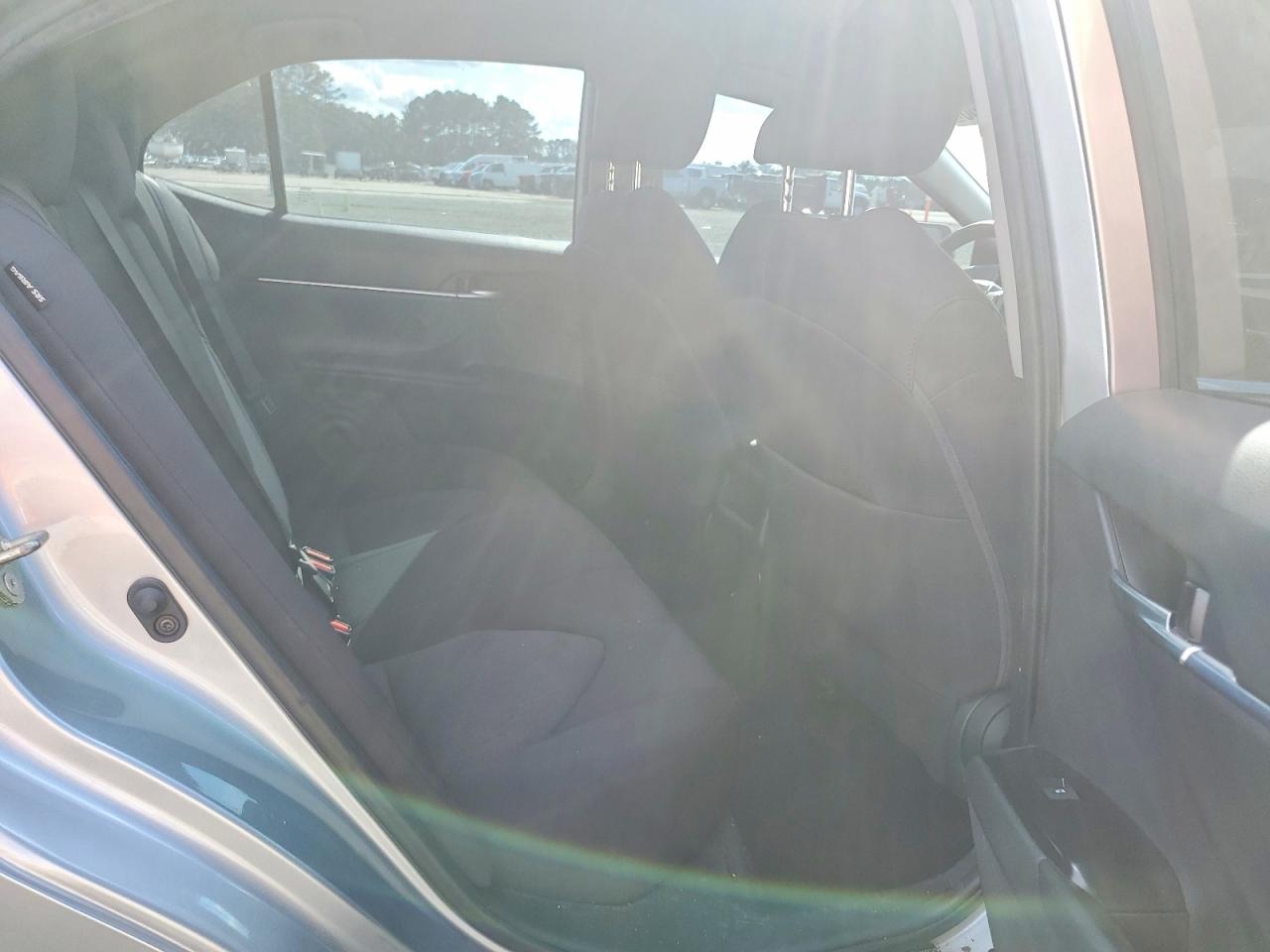 2020 TOYOTA CAMRY LE photo 19