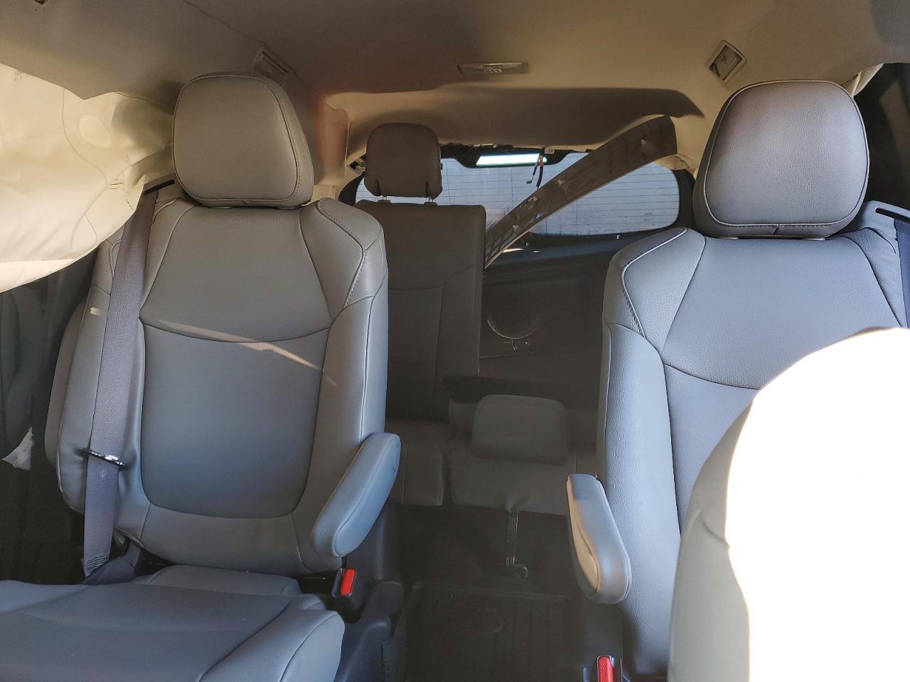 2025 TOYOTA SIENNA XLE 7-PASSENGER photo 19