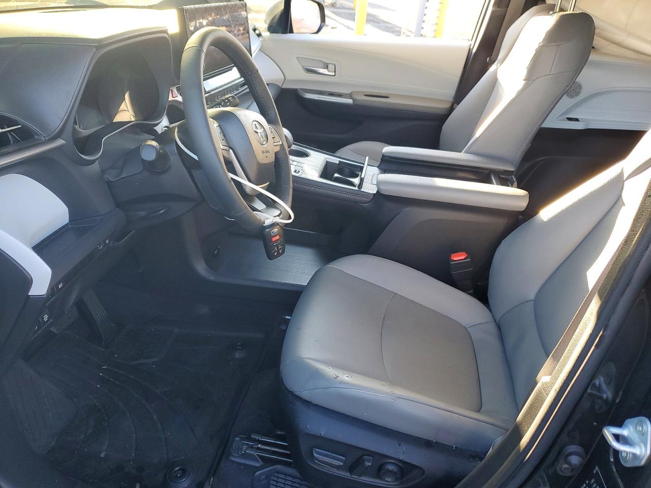 2025 TOYOTA SIENNA XLE 7-PASSENGER photo 13