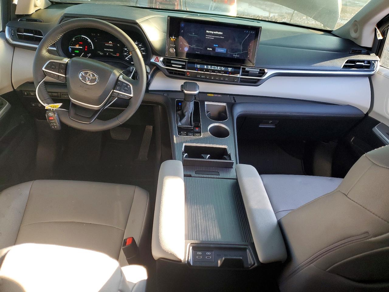 2025 TOYOTA SIENNA XLE 7-PASSENGER photo 15