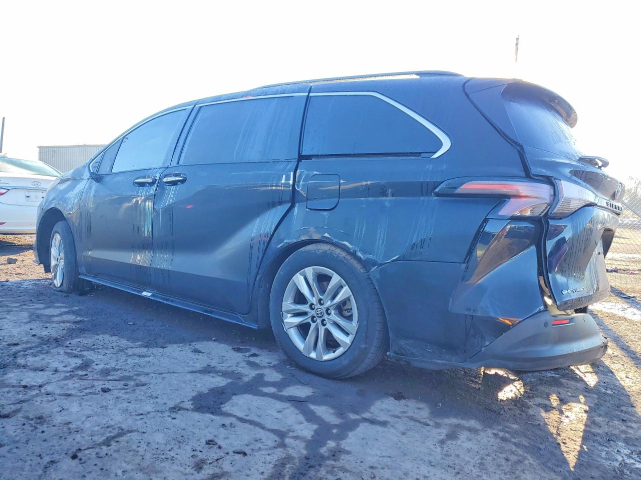 2025 TOYOTA SIENNA XLE 7-PASSENGER photo 3
