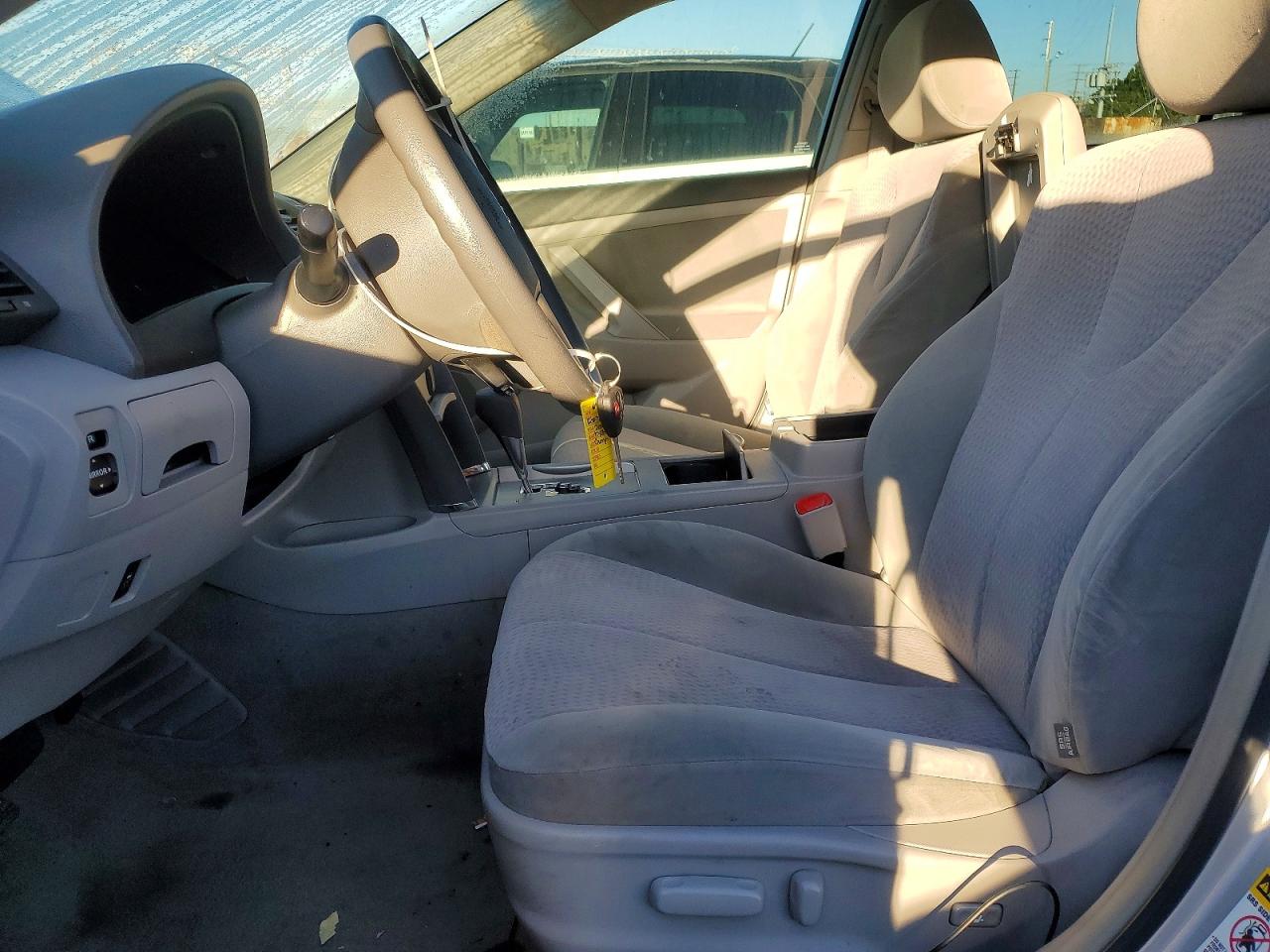2011 TOYOTA CAMRY LE photo 13
