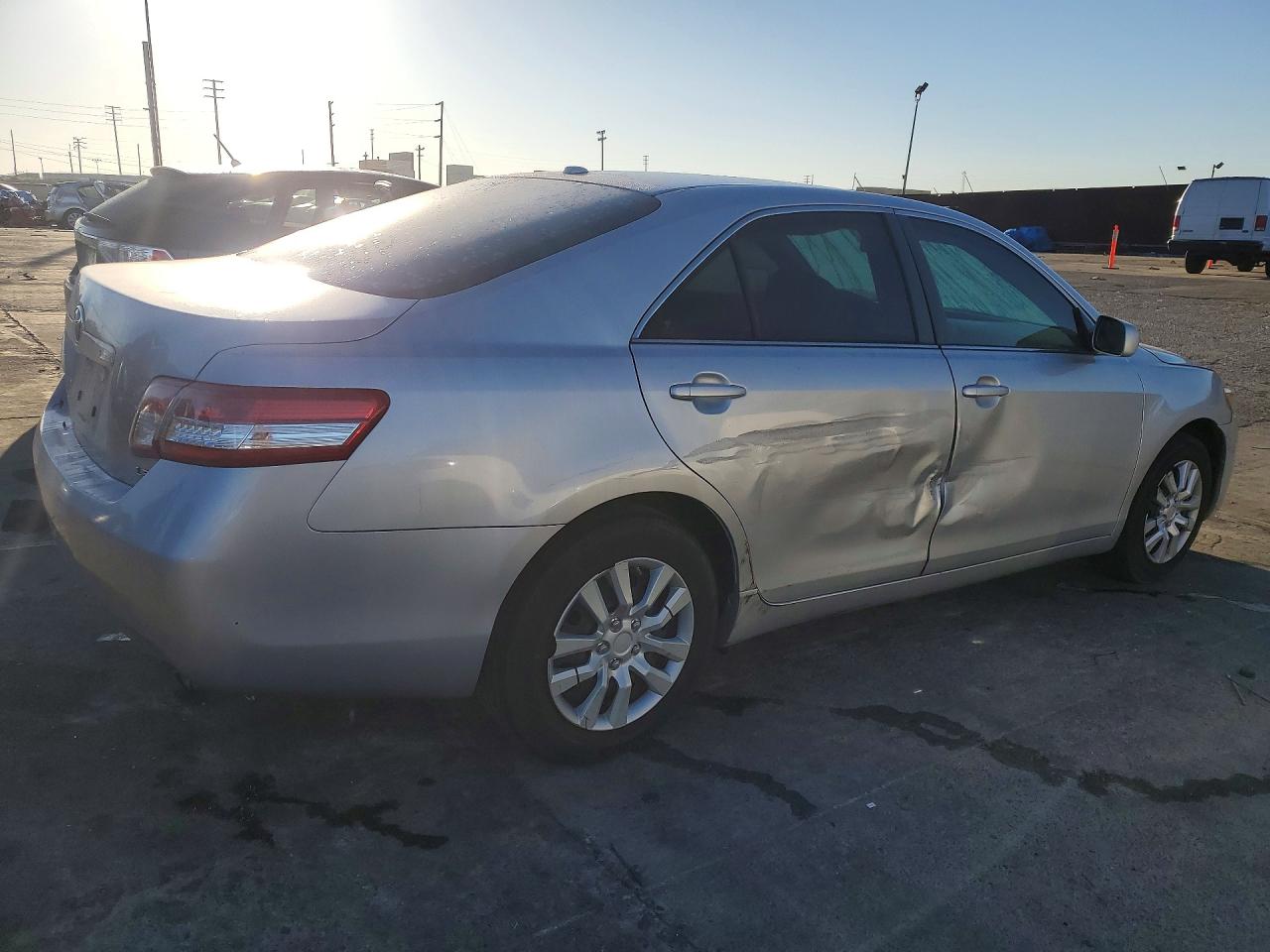 2011 TOYOTA CAMRY LE photo 5