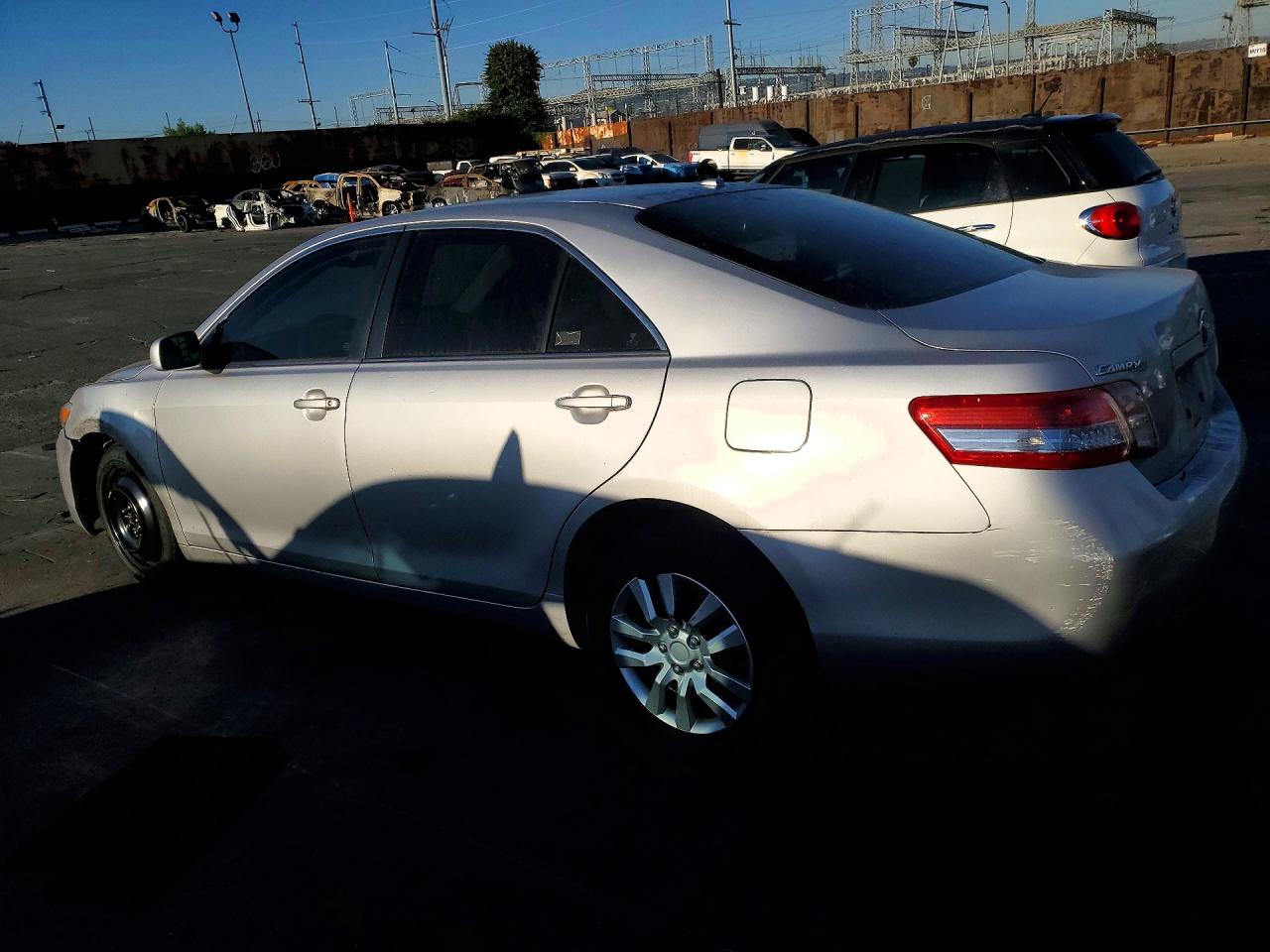 2011 TOYOTA CAMRY LE photo 3