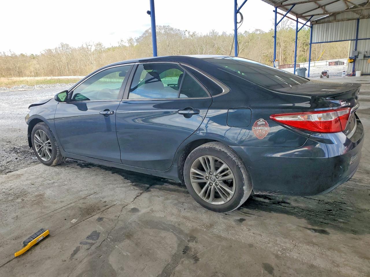 2015 TOYOTA CAMRY SE photo 2