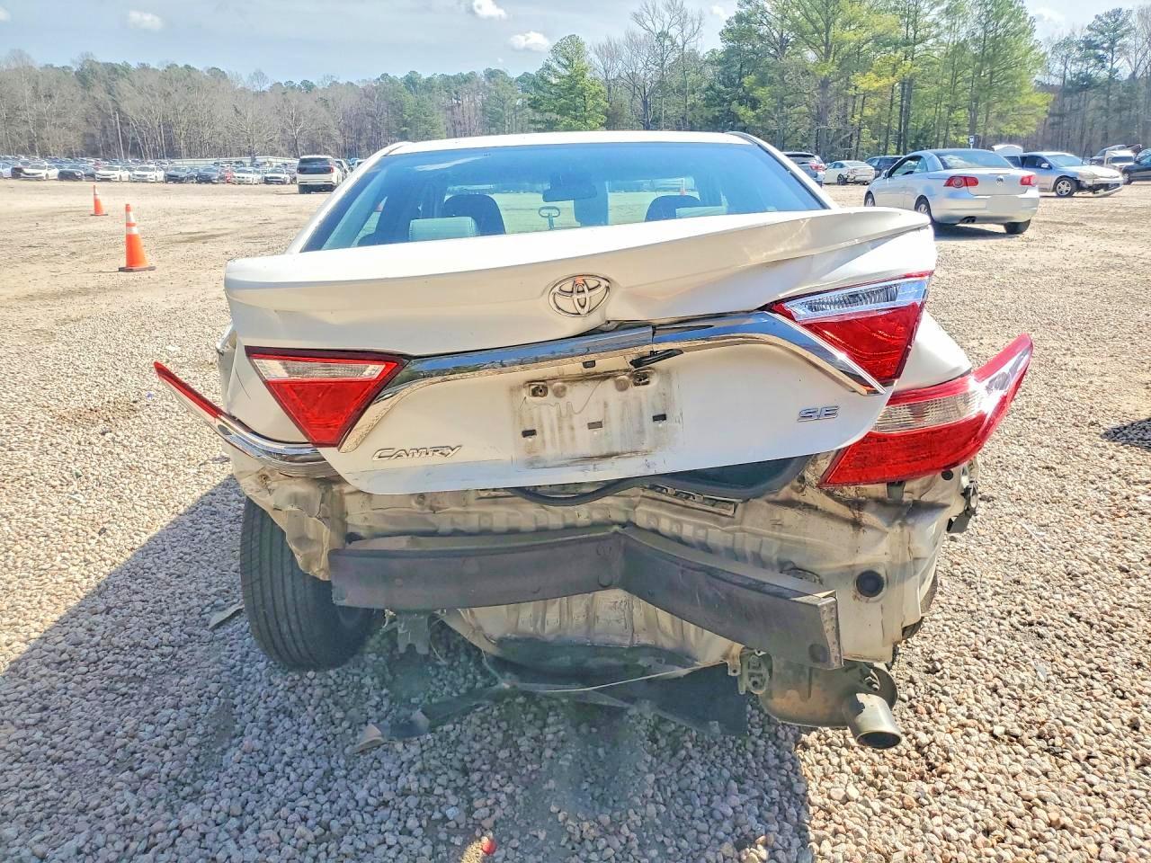 2017 TOYOTA CAMRY SE photo 16