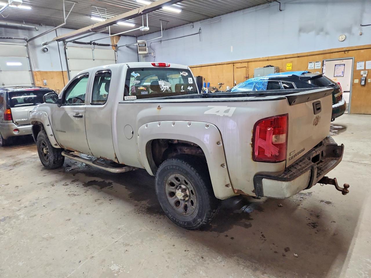 2010 CHEVROLET SILVERADO K1500 photo 3