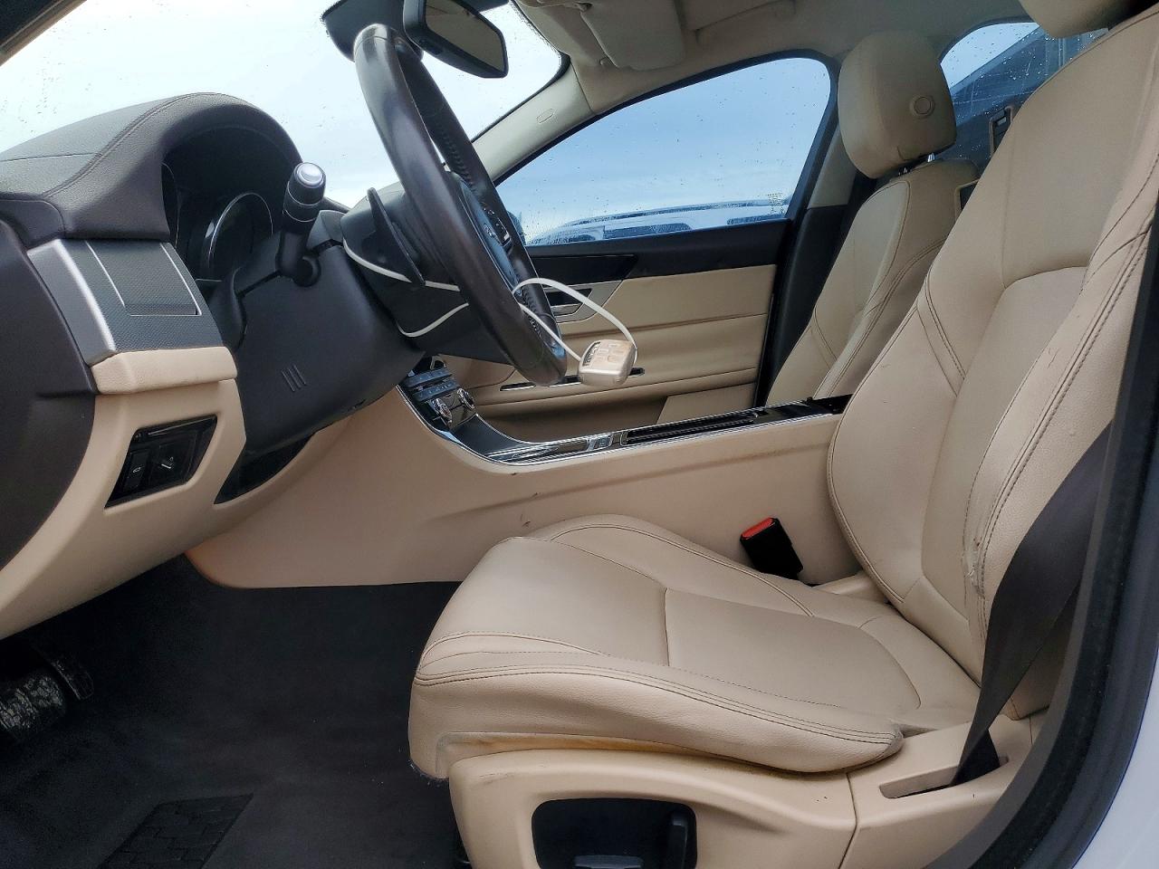 2016 JAGUAR XF photo 13