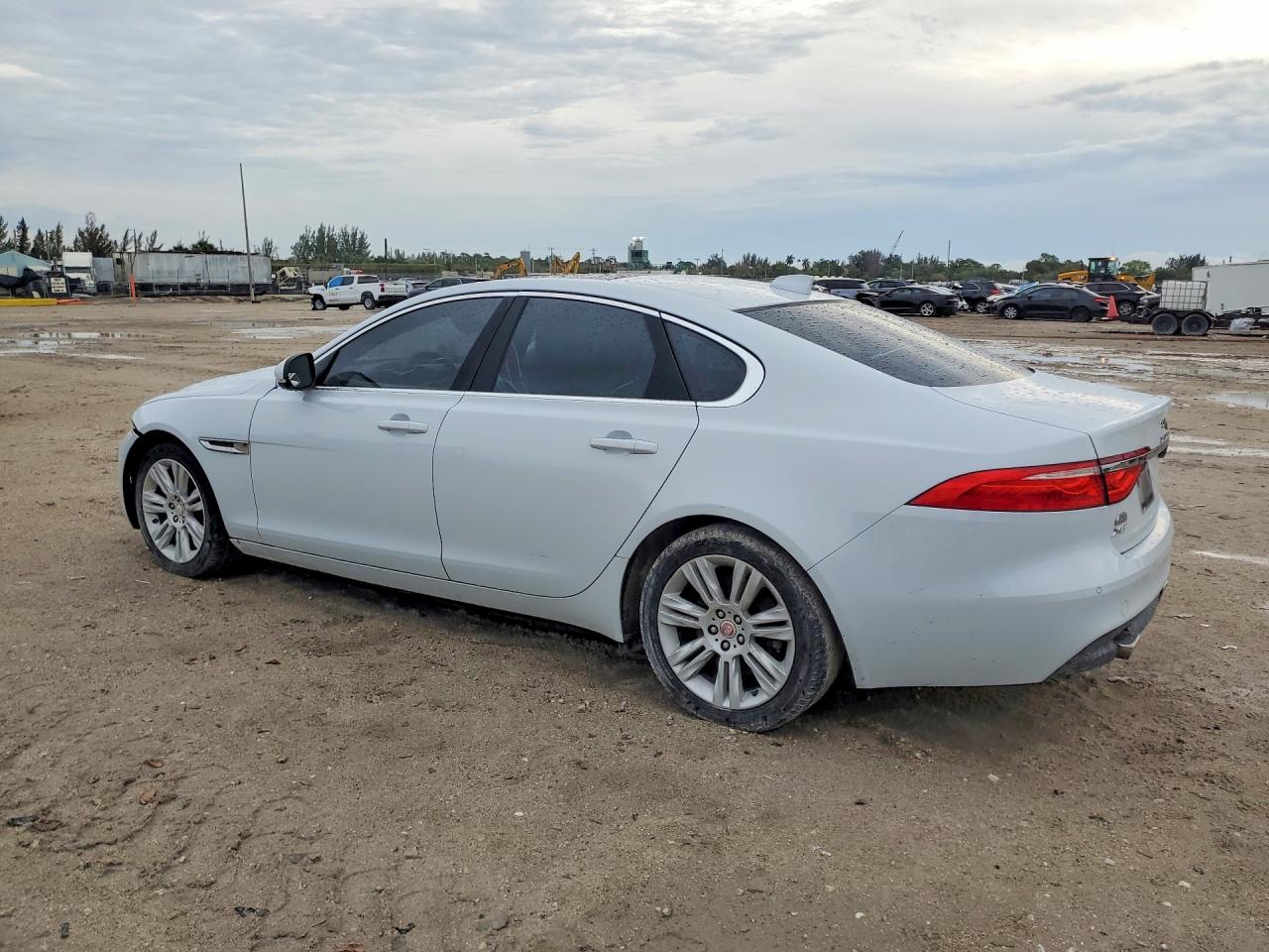 2016 JAGUAR XF photo 3
