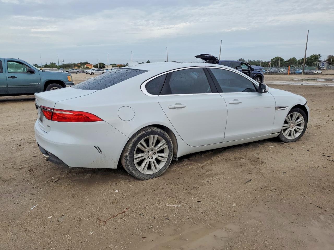 2016 JAGUAR XF photo 5
