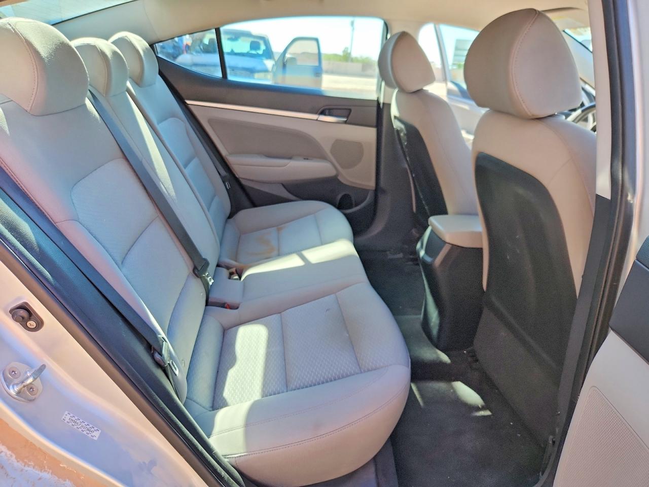2019 HYUNDAI ELANTRA photo 10