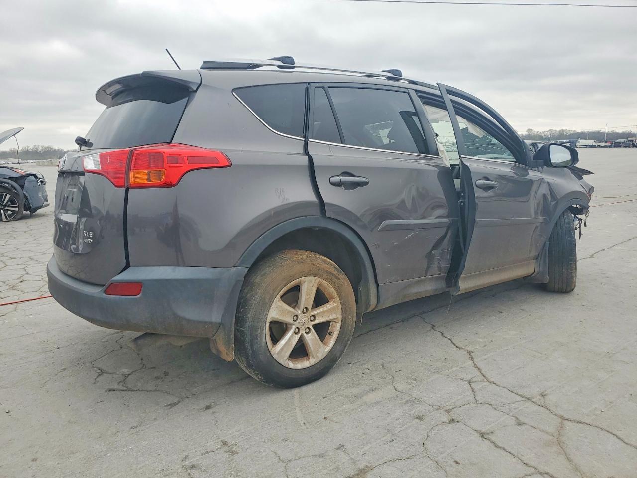 2013 TOYOTA RAV4 XLE photo 5