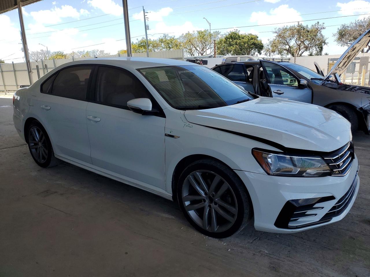 2018 VOLKSWAGEN PASSAT S photo 4
