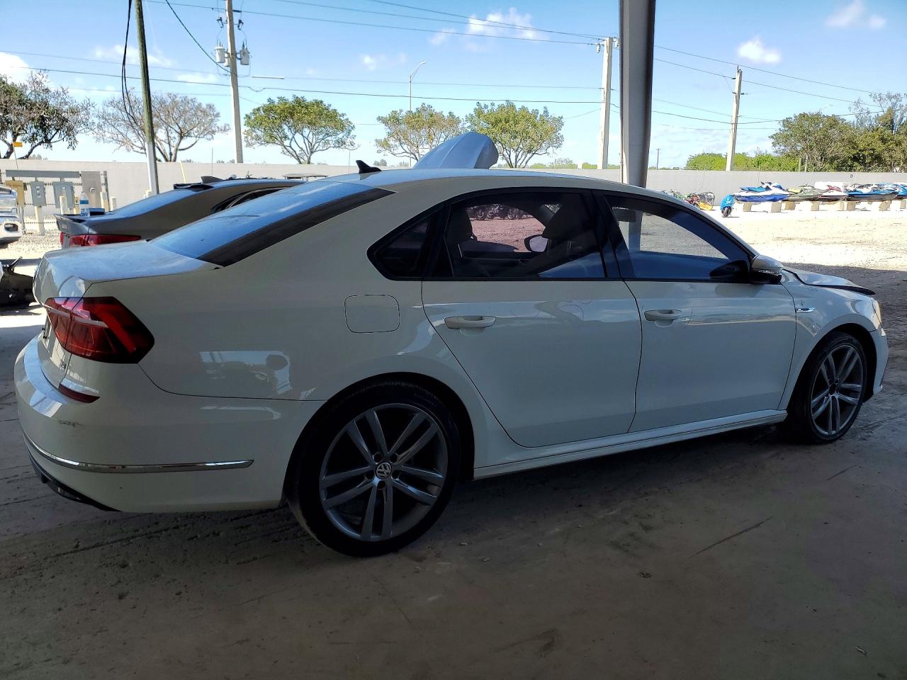 2018 VOLKSWAGEN PASSAT S photo 3