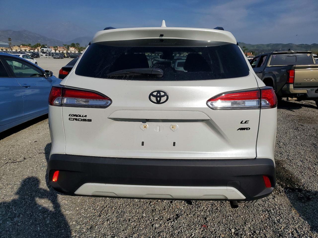 2022 TOYOTA COROLLA CROSS LE photo 16