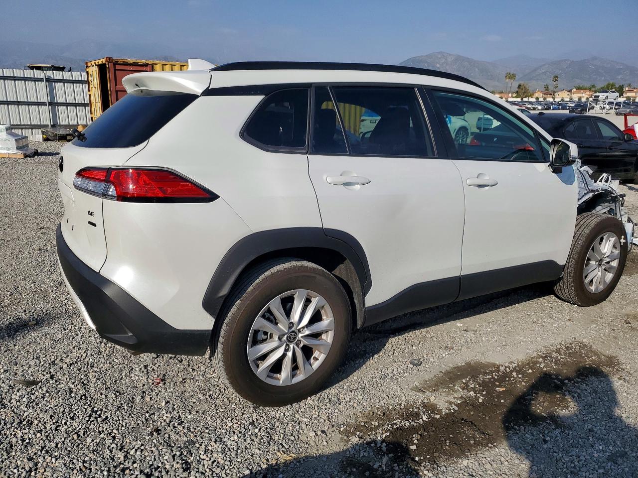 2022 TOYOTA COROLLA CROSS LE photo 7