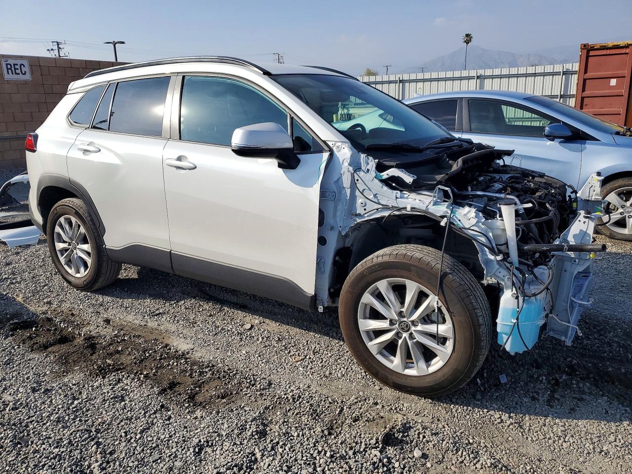 2022 TOYOTA COROLLA CROSS LE photo 10