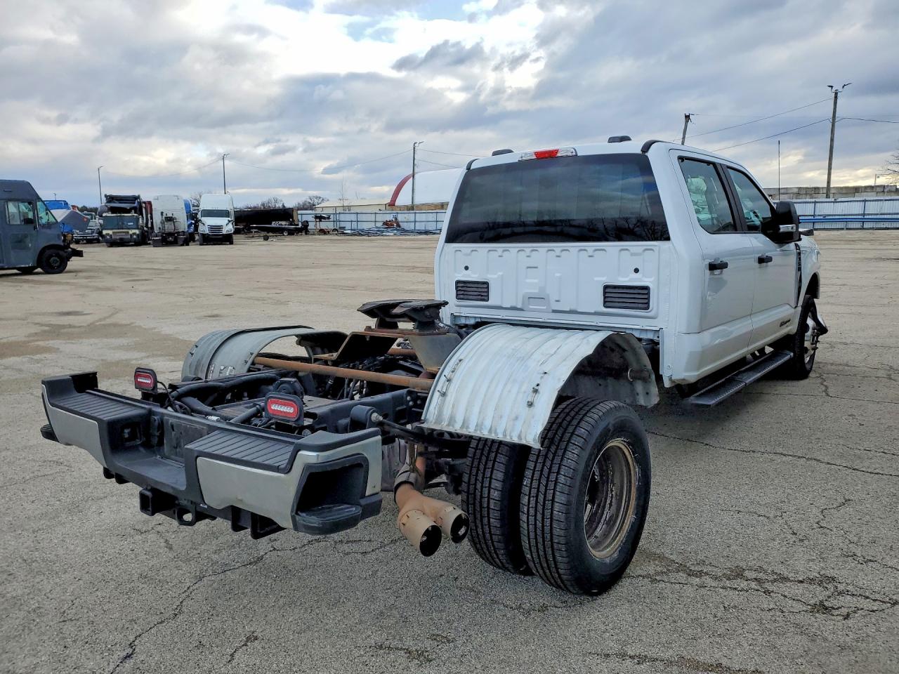 2024 FORD F350 SUPER DUTY TRUCK CAB AND CHASSIS photo 3