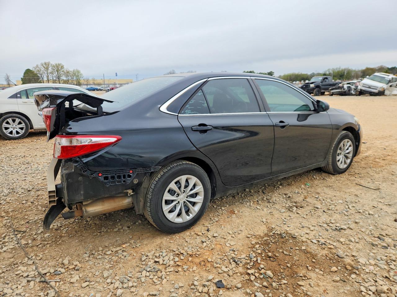 2016 TOYOTA CAMRY LE photo 3