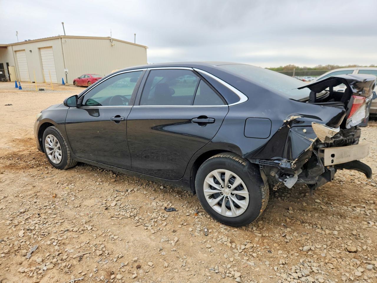 2016 TOYOTA CAMRY LE photo 2