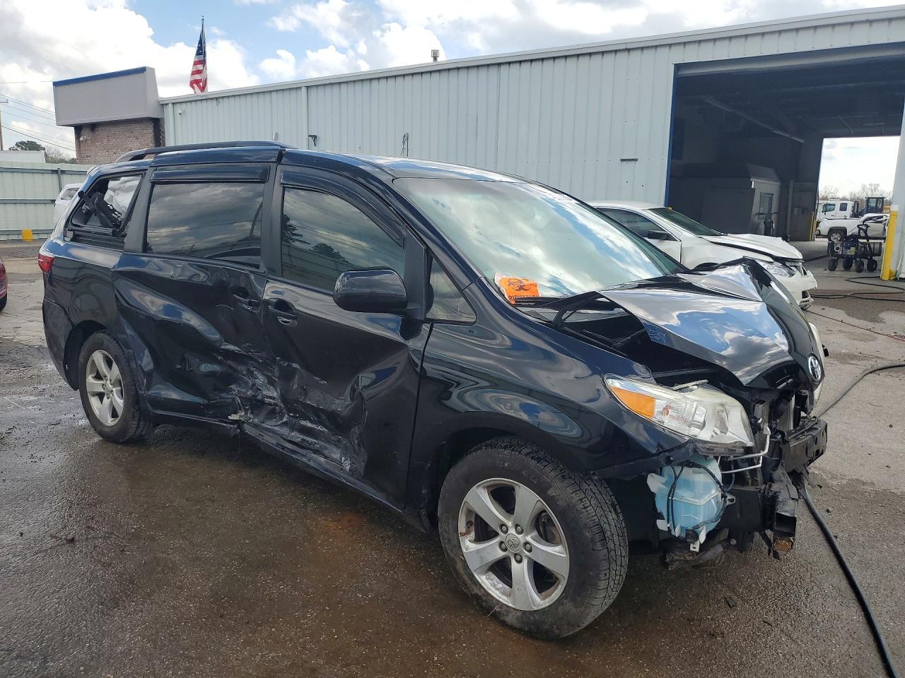 2015 TOYOTA SIENNA LE 8-PASSENGER photo 4