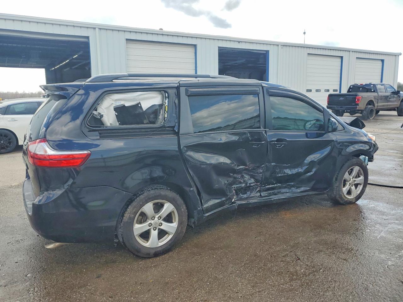 2015 TOYOTA SIENNA LE 8-PASSENGER photo 3