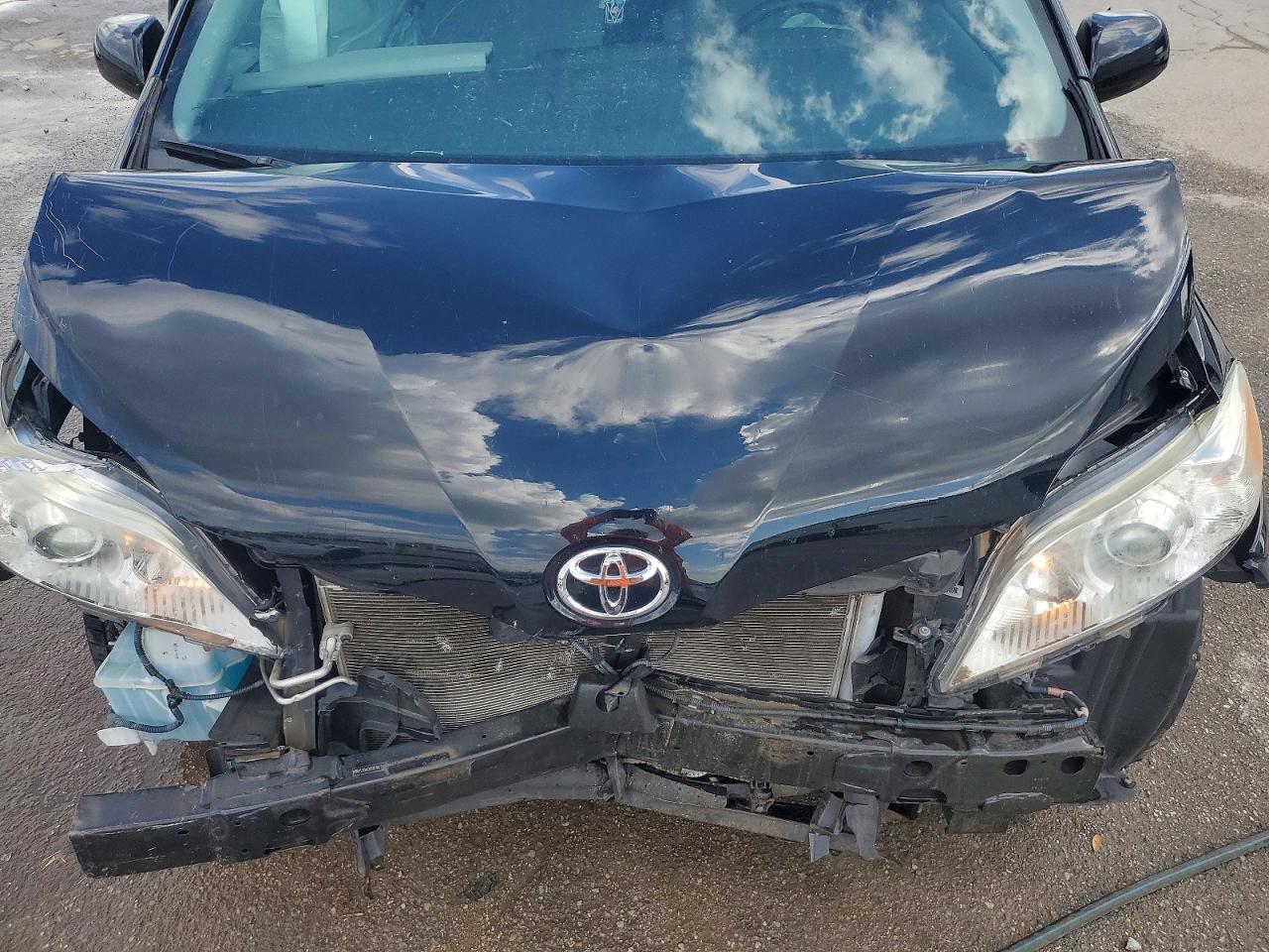 2015 TOYOTA SIENNA LE 8-PASSENGER photo 12
