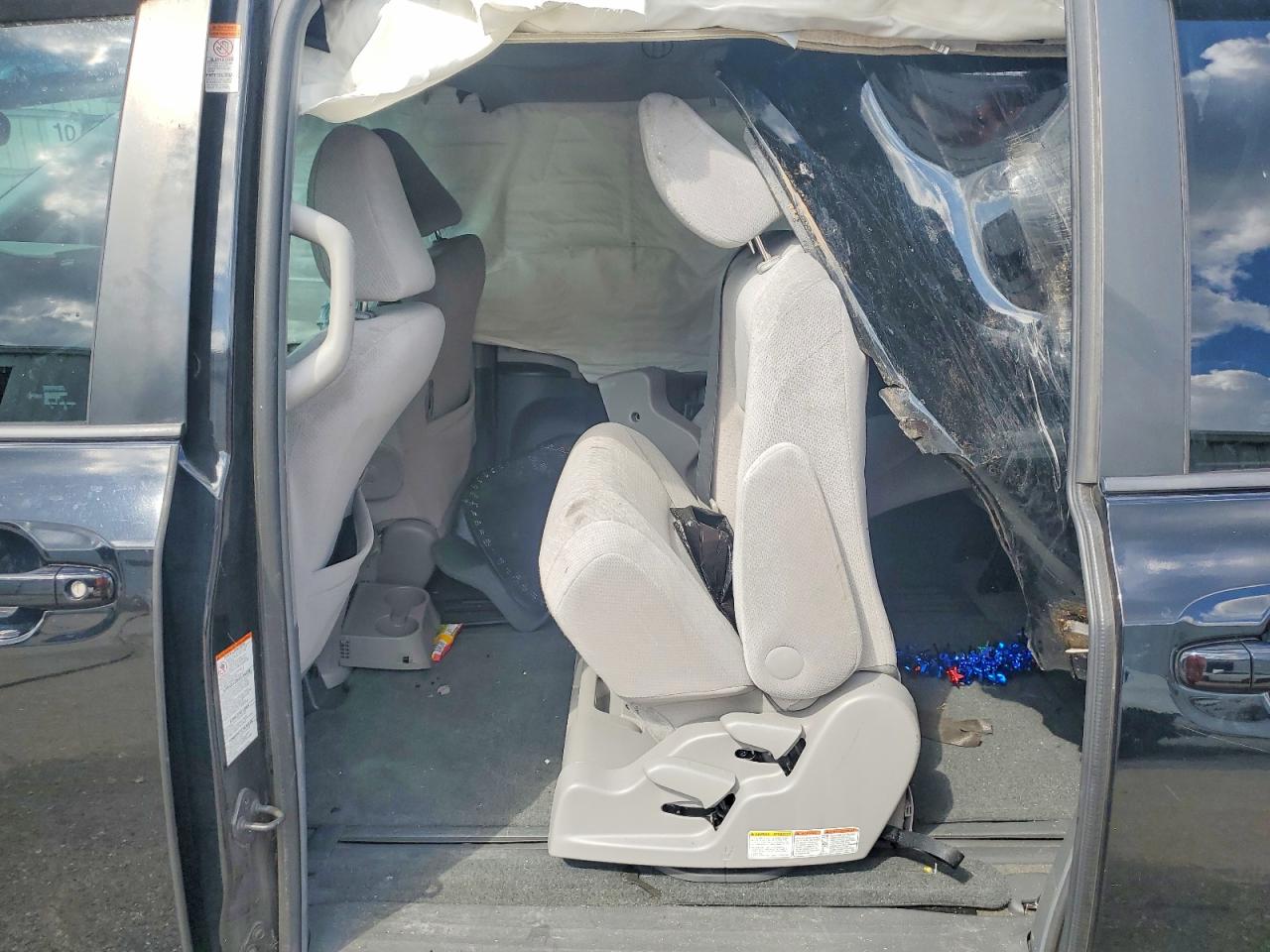 2015 TOYOTA SIENNA LE 8-PASSENGER photo 11