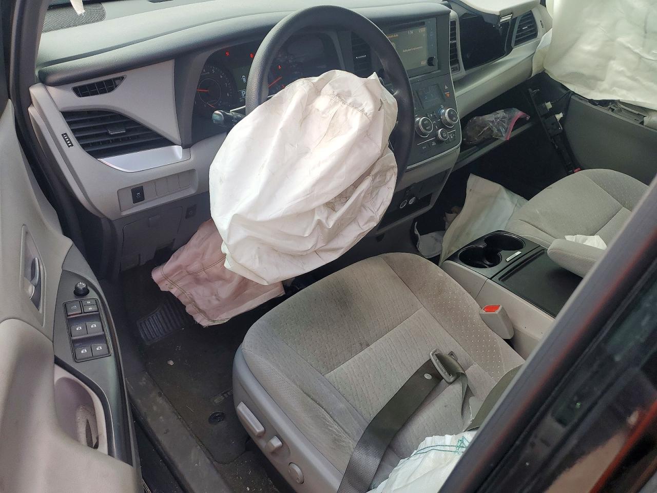 2015 TOYOTA SIENNA LE 8-PASSENGER photo 8